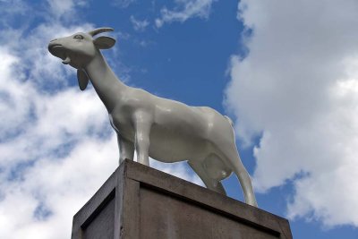 Kenny Hunter - I Goat - in front of Spitalfields Market - 2398