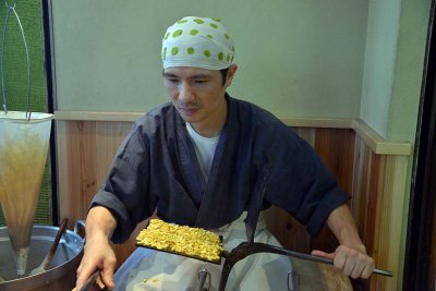 Senbei baker on Shijo dori, Kyoto - 8010