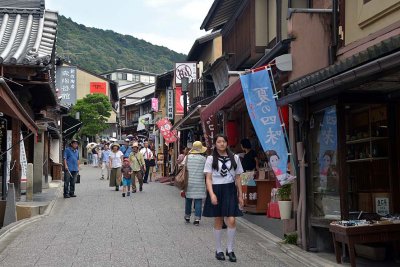 Street leading to Kyomizu dera, Kyoto - 8288