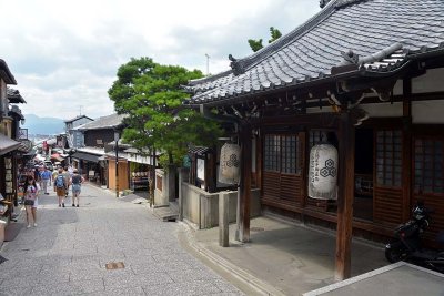 Street leading to Kyomizu dera, Kyoto - 8297