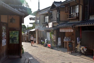 Sannenzaka street near Kyomizu dera, Kyoto - 8512