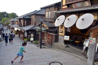 Ninenzaka street near Kyomizu dera, Kyoto - 8522
