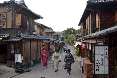 Ninenzaka street near Kyomizu dera, Kyoto - 8524