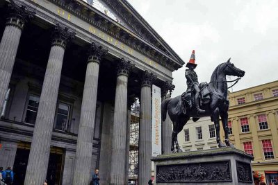 Statue of the Duke of Wellington and Gallery of Modern Art - Glasgow - 4001