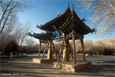 dunhuang_mogao_gate_02.jpg