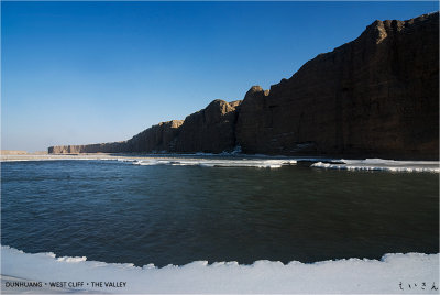 dunhuang_west_cliff_the_valley_04.jpg