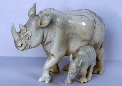 Rhino with baby- antique Ivory- one pieceweb.jpg