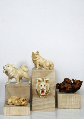 THEMED DISPLAYS OF NETSUKE & OKIMONO