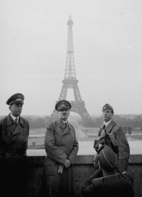 Paris.Hitler-1940-June.23.jpg