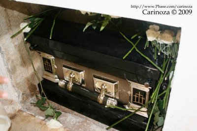 Placement of flowers (white roses) in the burial niche