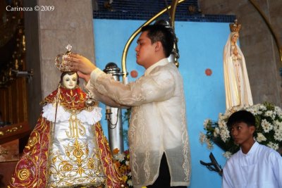 The St. Nio is crowned by this year's Hermano Mayor