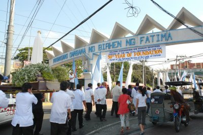 The procession from the former parish site of GAMI on the way to its present site at the end of Fatima Avenue