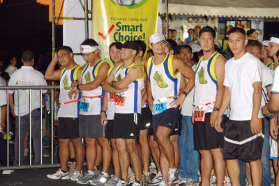 Piolo Pascual, Jay Cuenca etc. at the 5K line
