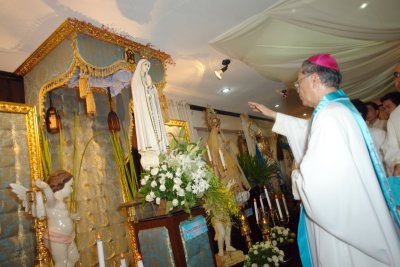 Bishop Deogracias S. Iiguez blesses the Our Lady of Fatima image