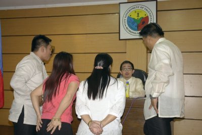 City Councilors in a last-minute huddle with the Vice Mayor