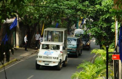 The Pope Mobile motorcade arrives!