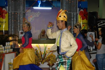 Malaysian Cultural Dancers