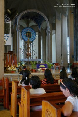 Baclaran Church: altar with Mother of Perpetual Help icon