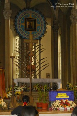 Baclaran Church: altar with Mother of Perpetual Help icon