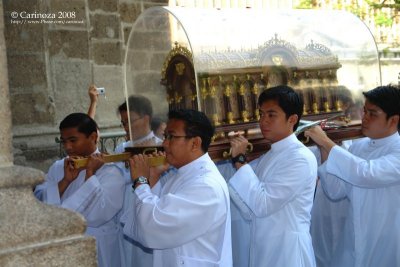 Transporting the relics of St. Thrse of Lisieux