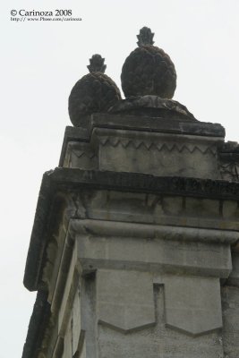 Detail: pineapple sculpture