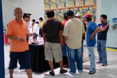 Lining up to watch the fight *live* on the movie screen ...