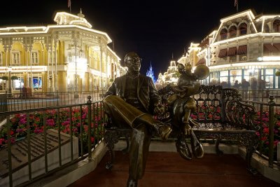 Roy & Minnie statue, night