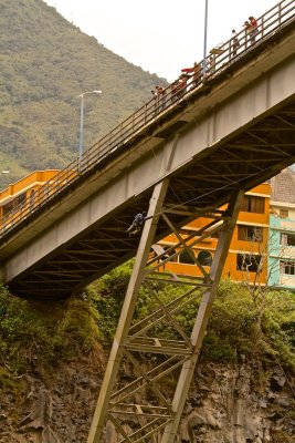 Spectators, operators and jumpers on the Baos bridge