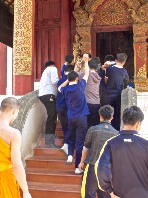 Bringing the stone into the wat.