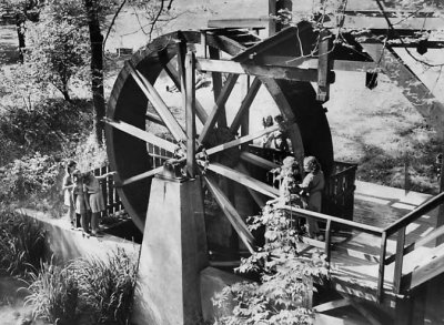 examining_the_wheel.jpg