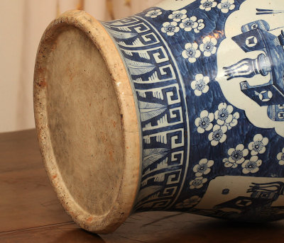115 Massive Chinese middle Qing dynasty lidded jar. 巨型青花将军罐