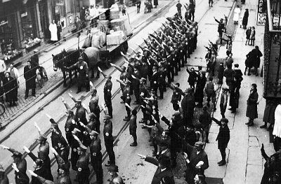1933  1.Mai-Nazi-Marsch. Untere Louisenstr. mit Pferdewagen.Ausschnitt