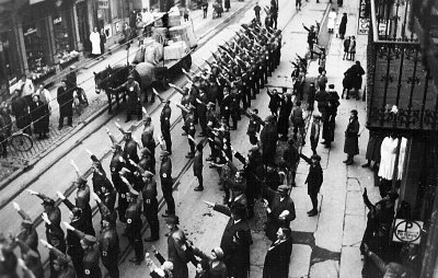 1933  1.Mai-Nazi-Marsch. Untere Louisenstr. mit Pferdewagen