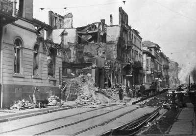 1945 8.III. Louisenstr. zerbombt. Kaiserhof, Lotz