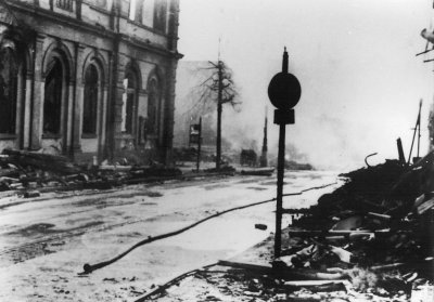 1945 Kurhaus mit Louisenstr. zerbombt