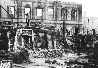 1945 Kurhaus zerbombt, links