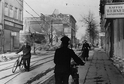 1945, 8.Mrz, Louisenstr., Blick nach Ecke Thomasstr. bis Post
