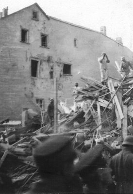 Marktdrogerie, 21.7.41, Aufräumen Trümmer Küchel 2