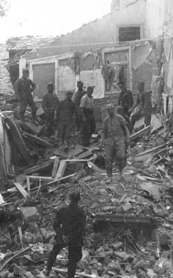Marktdrogerie, 21.7.41, Aufräumen Trümmer Küchel