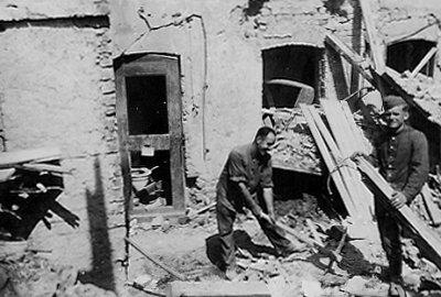 Marktdrogerie, 21.7.41, Aufräumen, 2 Helfer