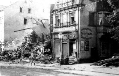 Marktdrogerie, 21.7.41, Geschäft u. Kchel von Straße