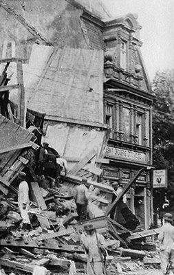 Marktdrogerie, 21.7.41, Nr. 19, daneben Küchel-Trümmer