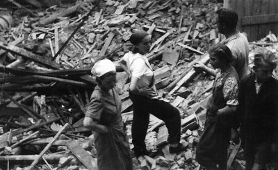 Marktdrogerie, 21.7.41, Trümmerräumen, Belegschaft