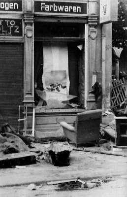 Marktdrogerie, 21.7.41, zerstörtes Schaufenster