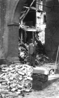 Marktdrogerie, 21.7.41,L.L.Meyer vor Tor und Trümmern