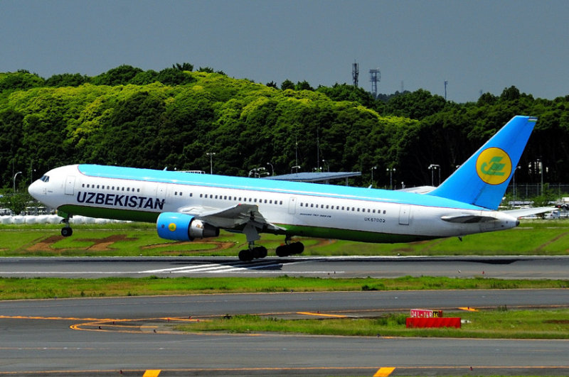 Uzbek B-767/300, UK67002, Lift Off 