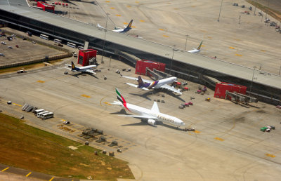 India Airport New Gates w/ Emirates B-777/200, A6-EMJ
