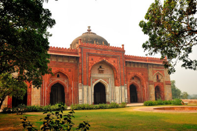 Qila-i-Kuhna Mosque