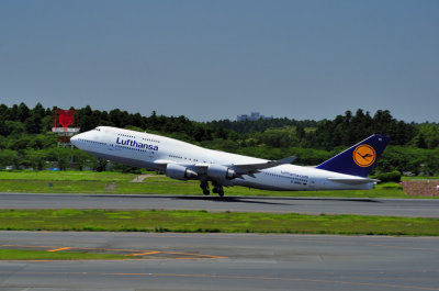Lufthansa B-747/400 Showing Off 
