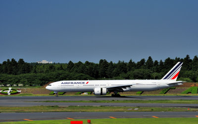 AF B-777/300 ER, F-GSQA, Reversing at Narita